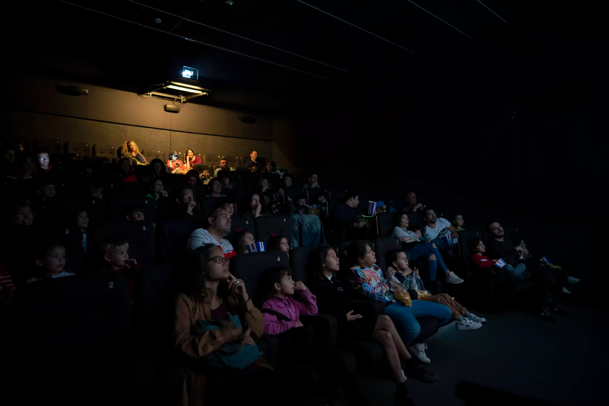El público disfruta de una sesión de cine adaptada organizada por Ventea en los Cines Embajadores de Madrid.